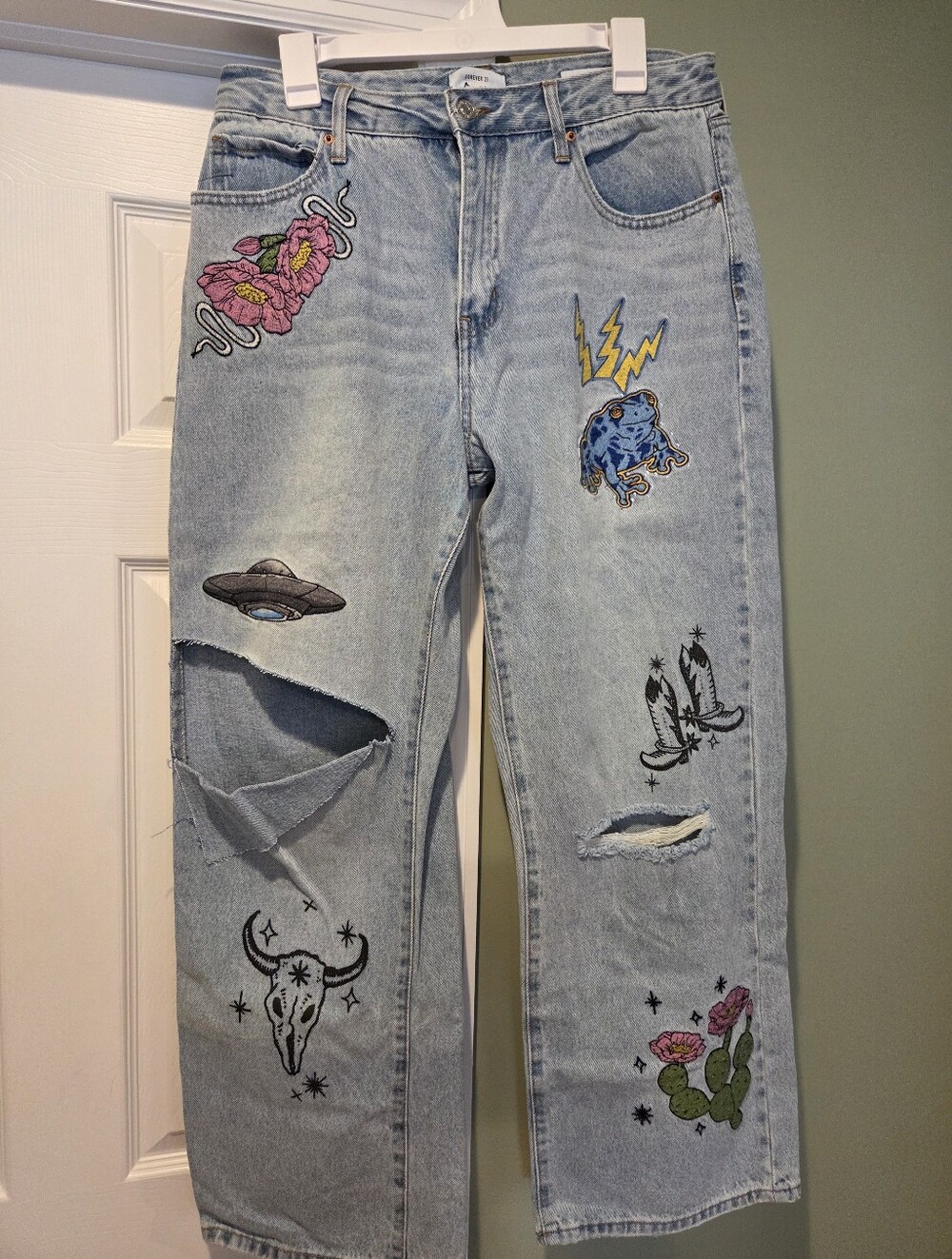 Forever 21 90s Fit Embroidered Patch Jeans Size 31 Distressed Western Graphic De